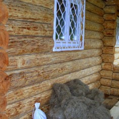 Выбор материала для конопатки бревенчатого дома и методы его укладки