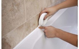Как закрыть щель между ванной и стеной?