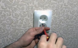 Как установить розетку, если остались короткие провода?