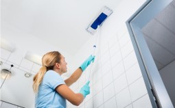 Как правильно помыть натяжной потолок без царапин, трещин и разводов