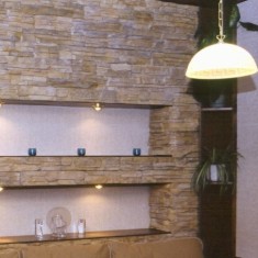 Внутренняя отделка дома с использованием панелей под камень