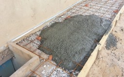 Заливка бетонной отмостки вокруг частного дома