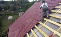 Как правильно уложить металлочерепицу на крышу?