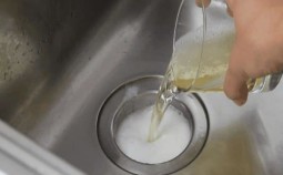 Зачем заливают подсолнечное масло в раковину — секреты домохозяек