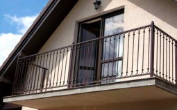 Какое балконное ограждение установить в частном доме?