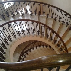 Особенности кованых ограждений для лестниц