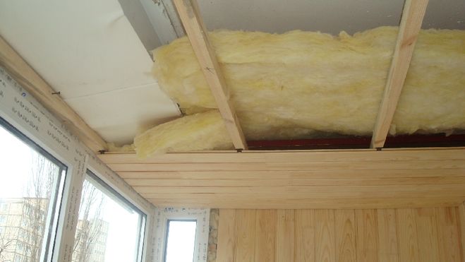 Как укладывать утеплитель на потолок деревянного дома?