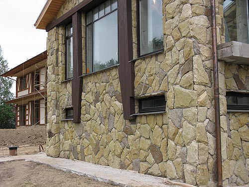 Фасад, облицованный натуральным камнем