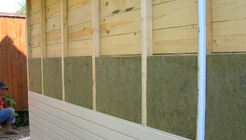 Утепление деревянного дома снаружи (82 фото): чем лучше утеплить бревенчатые стены под сайдинг, пенополистирол и минвата