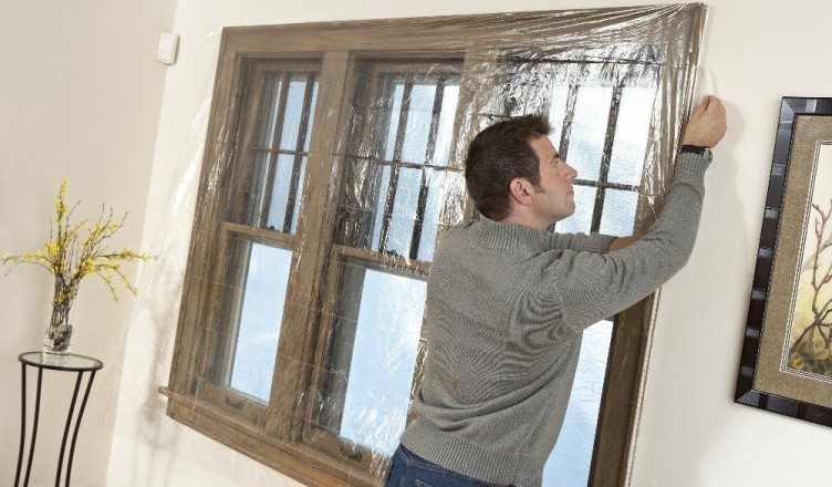 Как забить окна пленкой на зиму