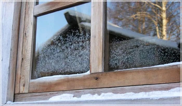 Замерзшее окно из дерева