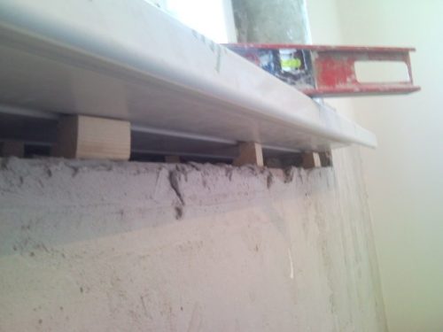 Установка пластикового подоконника: пошаговая инструкция