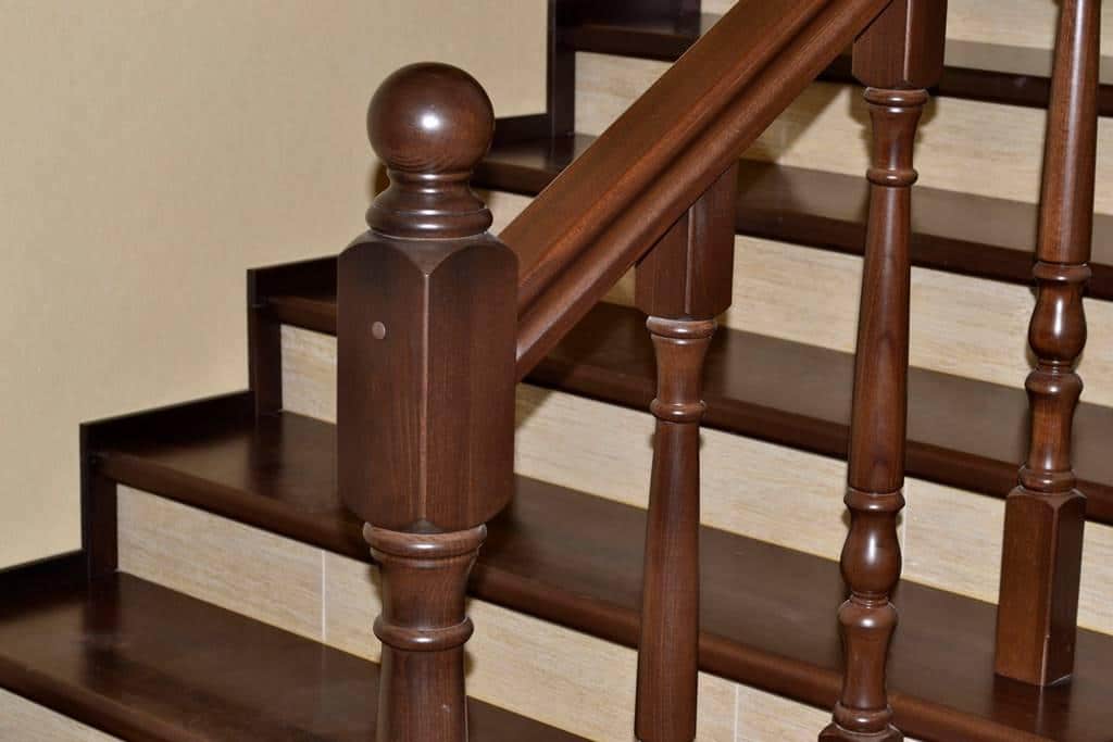 Как лучше покрасить лестницу в деревянном доме фото
