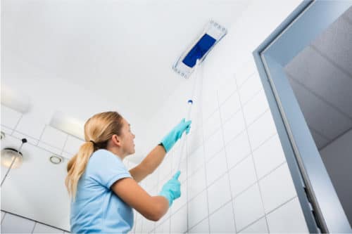 Как правильно помыть натяжной потолок без царапин, трещин и разводов