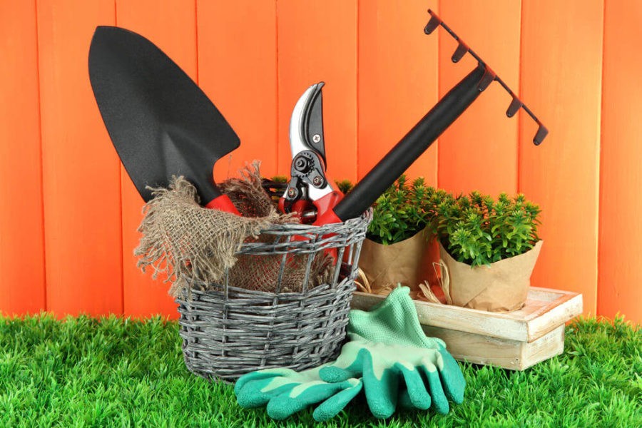 Уберите инструменты и садовую мебель