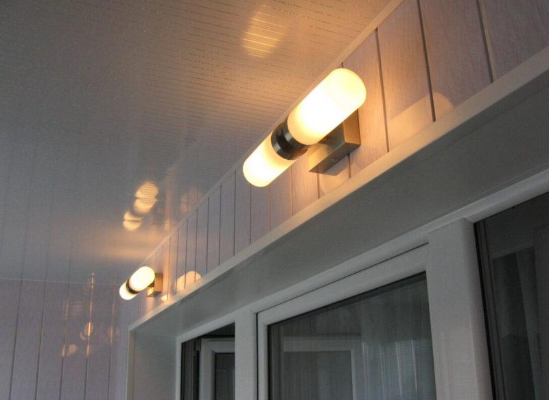 светильник на балконе